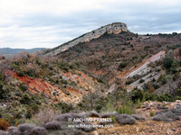 Barranco d'Escarans con el cerro de Montgai al fondo, tras él se sitúa el despoblado de Montgai