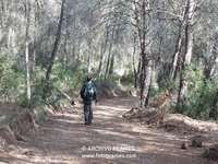 Caminante realizando la ruta interpretada