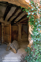 Entrada a una de las viviendas de L'Estall